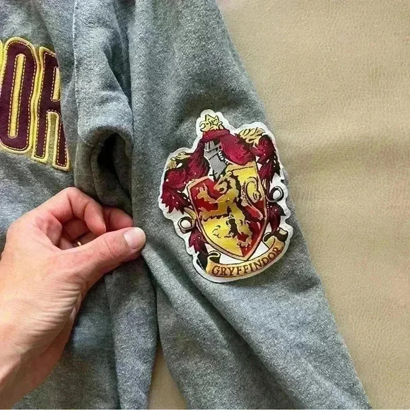 Authentic Universal Studios Harry Potter Gryffindor House sweatshirt Crewneck - Picture 4 of 9